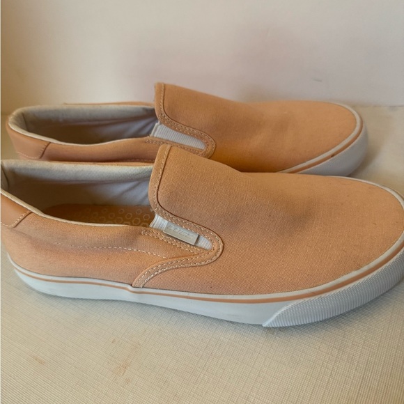 Women’s Peach Lugz Slip On Sneakers Size 9 EUC and Fast Shipping - Picture 2 of 14
